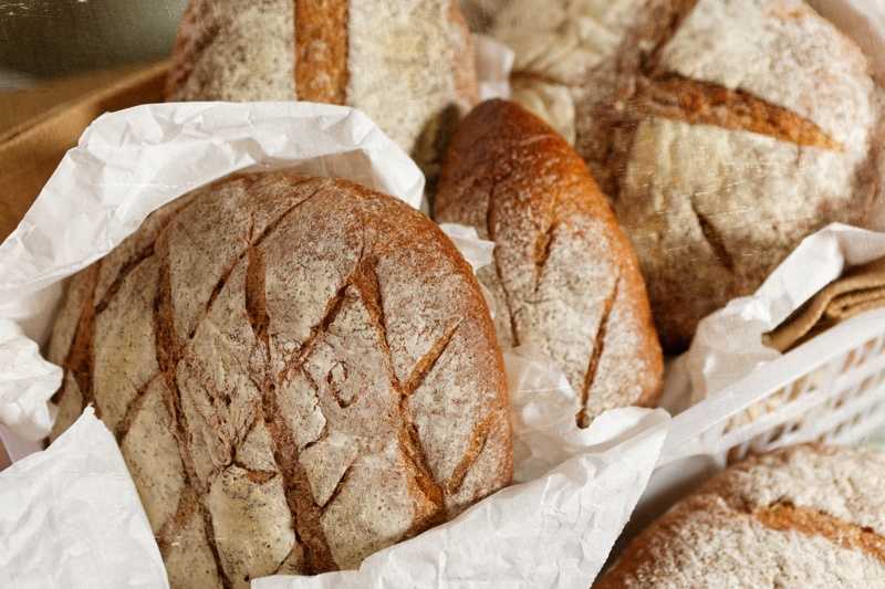Белый хлеб во сне к чему снится. Хлеб во сне. К чему снится хлеб. К чему снится хлеб свежий.