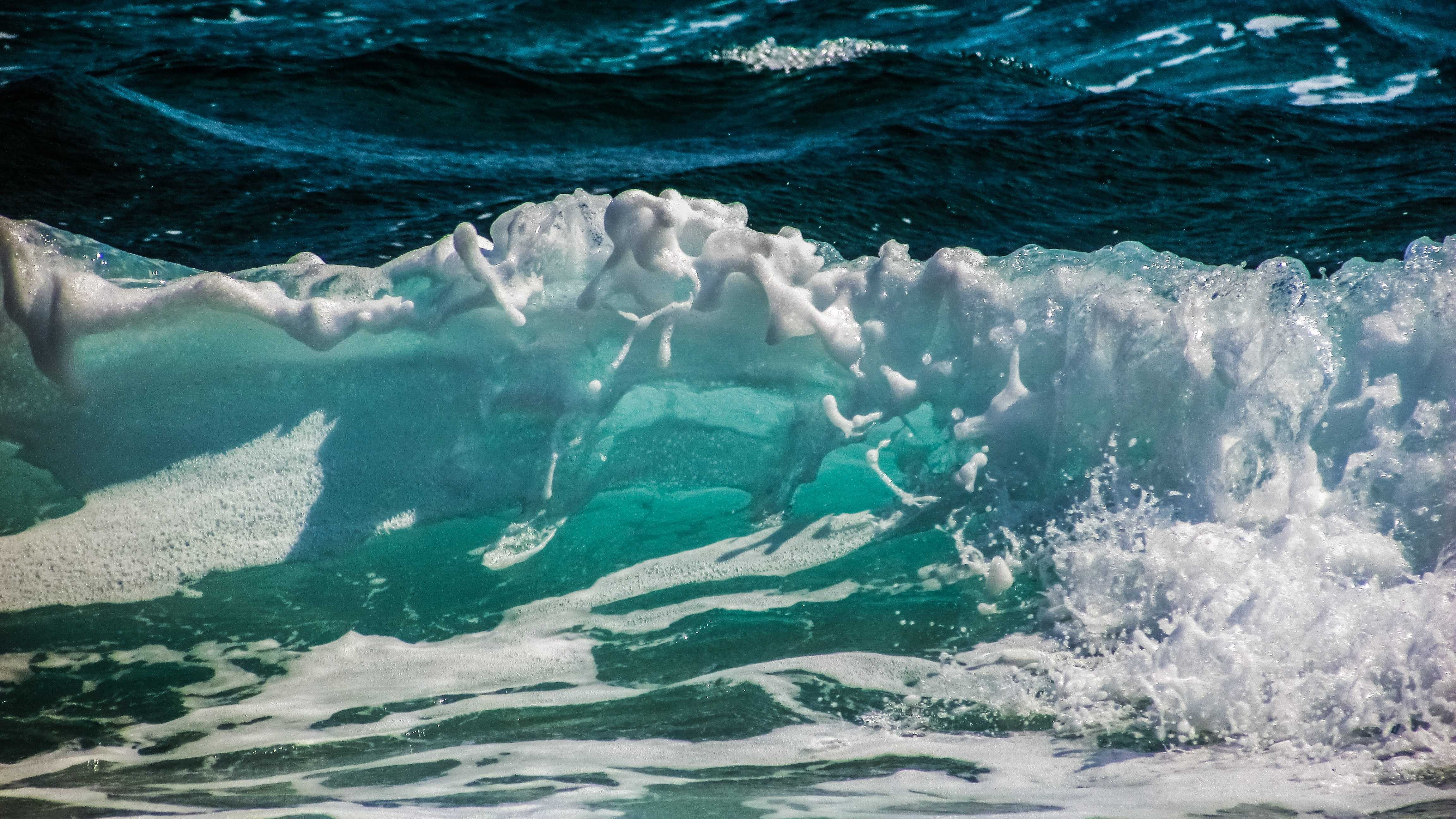 Волны человека в природе. Океан. Море, волны. Волны на воде. Цвет морской пены.