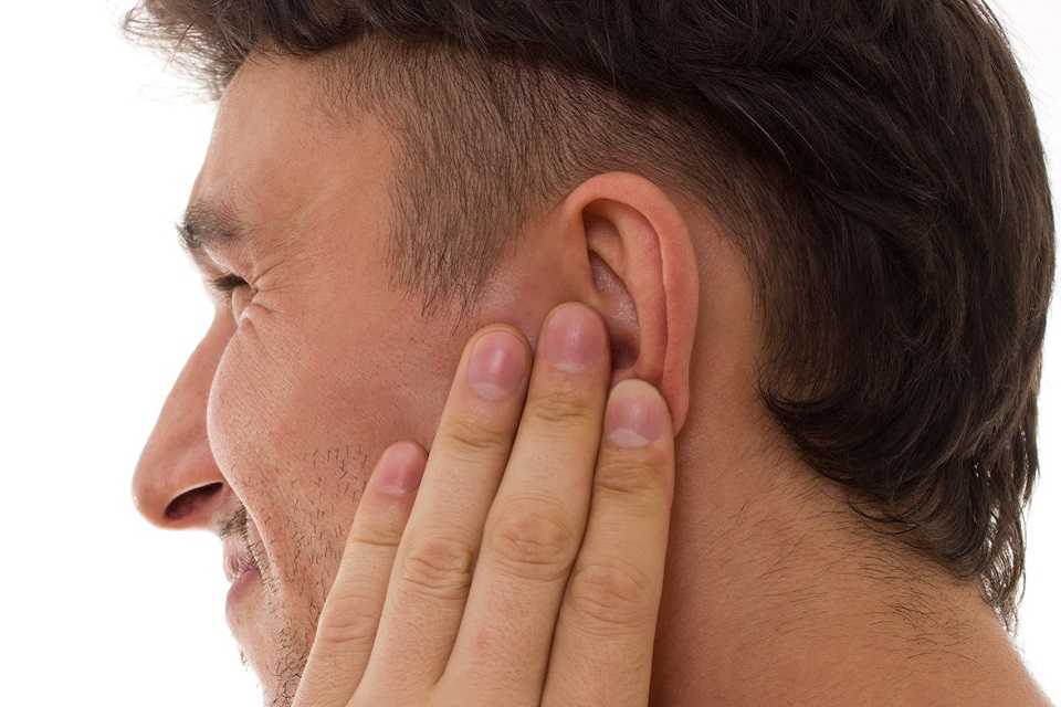 Болит затылок и уши