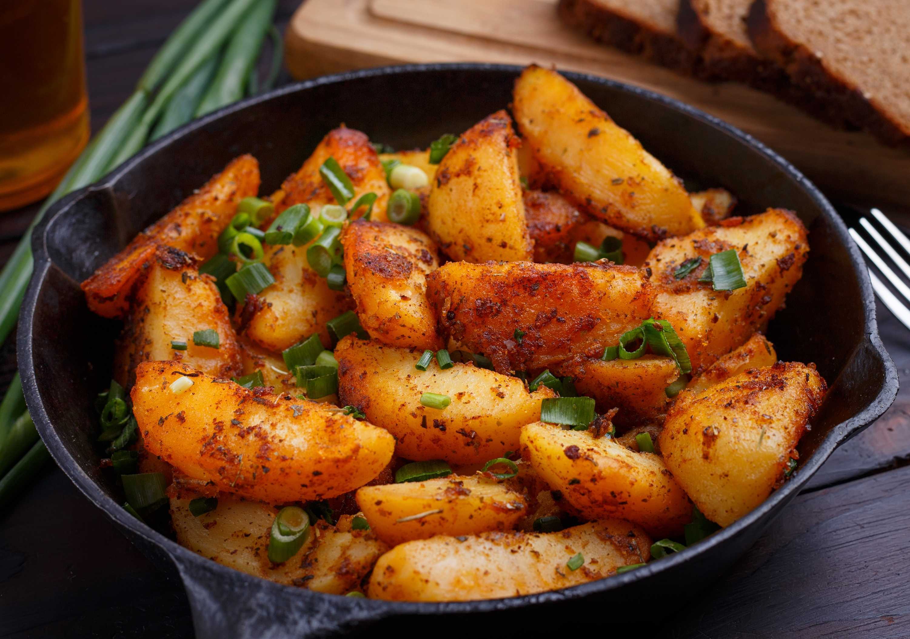 Жареная картошка посыпана пряными. Жареная картошка. Вкусная жареная картошка. Поджаренная картошка. Жареная картошечка.