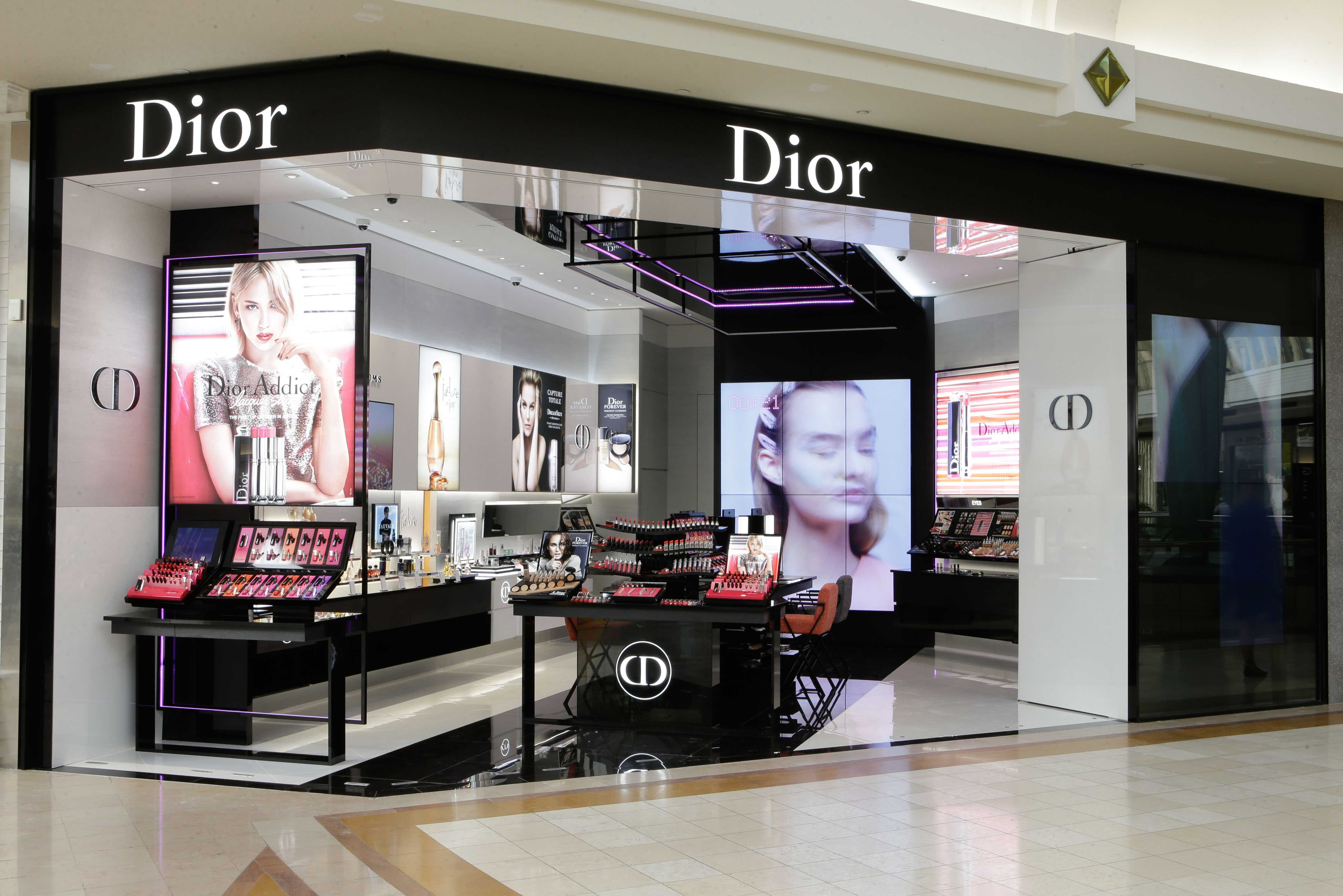 Рандеву диор. Магазин Christian Dior. Кристиан диор косметика. Магазин косметики диор. Dior косметика магазин.
