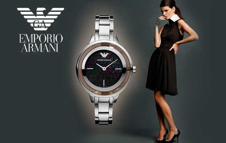 Показ giorgio armani весна лето 2022, фото коллекции с подиума, комбинированные платья и атласные брюки, крупные серьги и массивные колье
