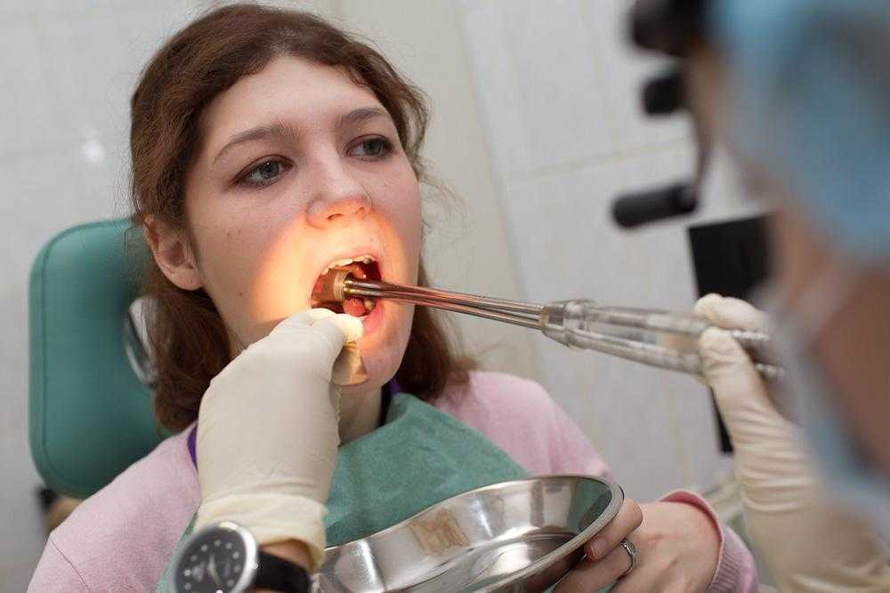 Гной в горле: причины, лечение, диагностика