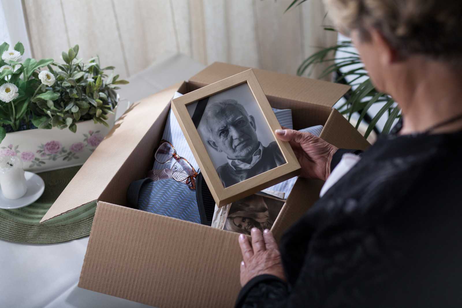 Можно ли фото умершего ставить дома в рамке рядом с живыми