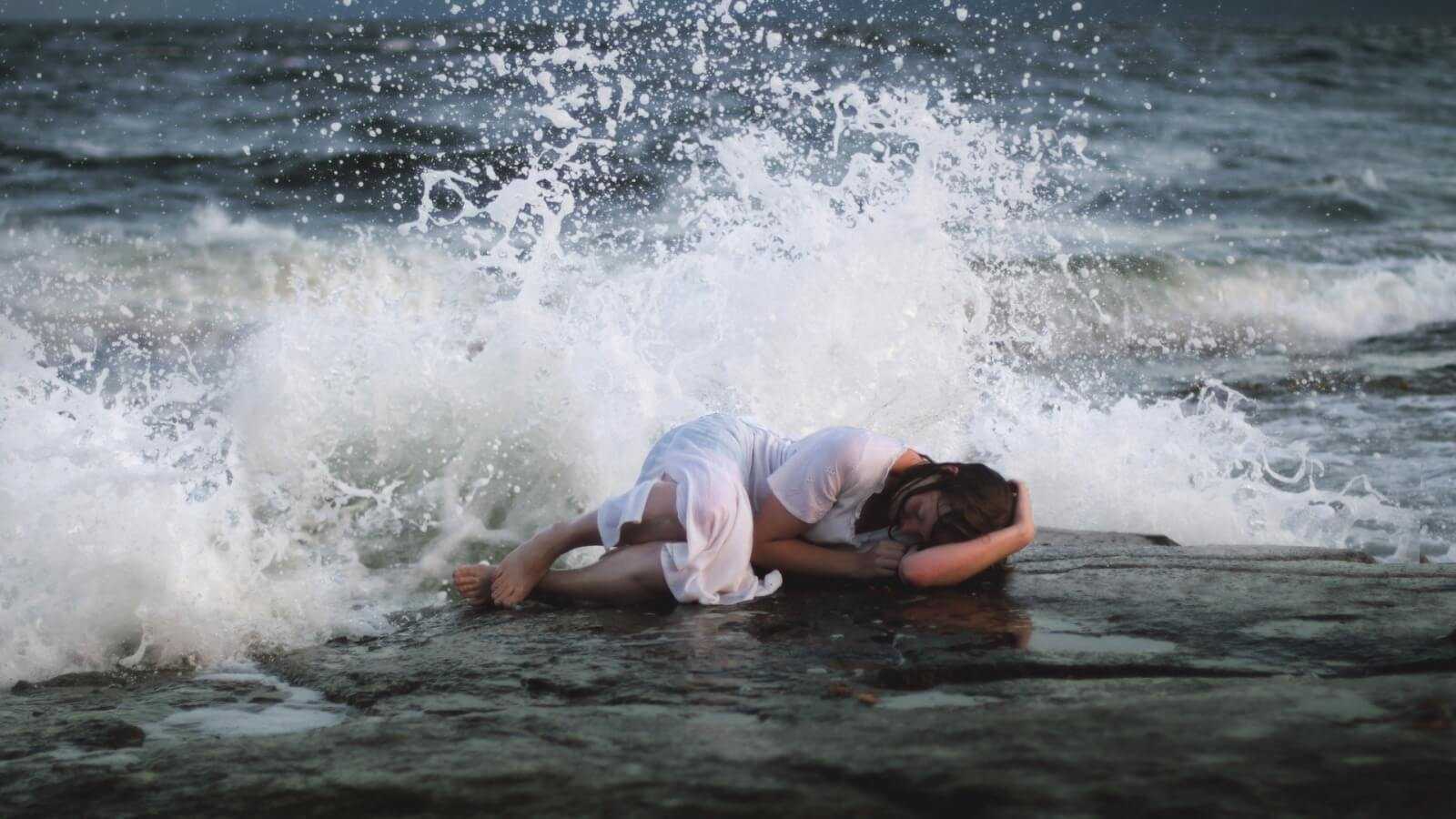 В душе ее вздымались волны ревел. Девушка на волне. Девушка-море. Фотосессия на море. Девушка в волнах моря.