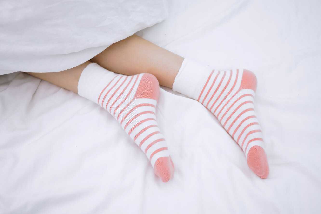 Холодные ноги: в чем причина и что с этим делать? | университетская клиника