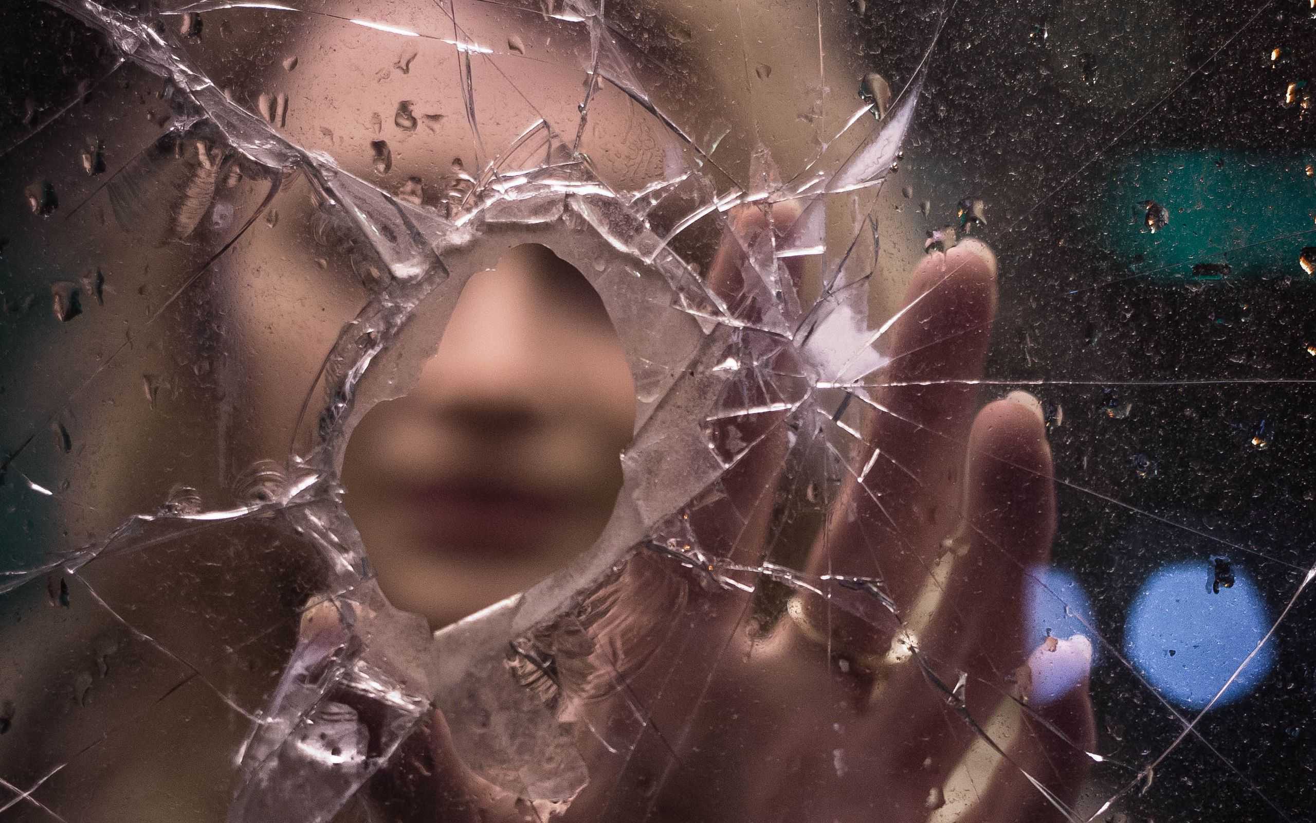 К чему падает фотография в рамке со стены живого человека и разбивается стекло