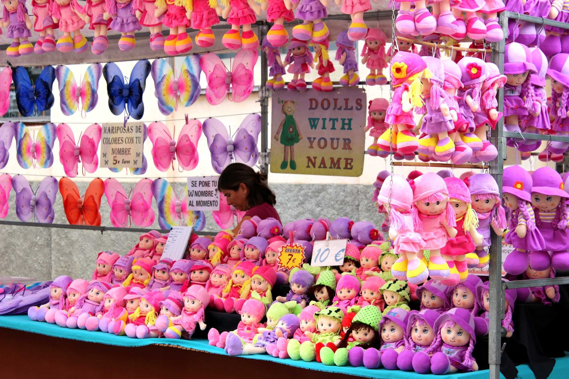 Toys public. Рынок игрушек. Куклы на рынке. Игрушки которые продаются на базаре. Магазин игрушек на базаре.