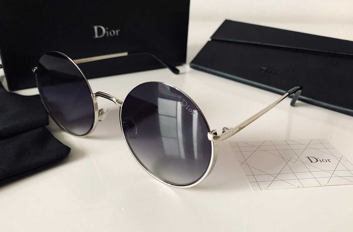 Модный дом Dior представил новую линию футуристичных солнцезащитных очков круглой формы под названием Dior Umbrage Необычные зеркальные линзы разработаны таким образом, что издалека мы видим бархатный эффект, а вблизи — графический узор